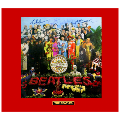 THE BEATLES / SERGENT PEPPERS LONELY HEARTS CLUB BAND Pochette dédicacée par John Lennon, Ringo Starr, Paul McCartney, George Harrison   vendu 6 857,00 € le 21 juillet