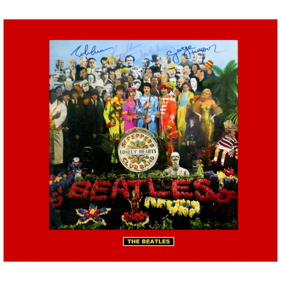 THE BEATLES / SERGENT PEPPERS LONELY HEARTS CLUB BAND Pochette dédicacée par John Lennon, Ringo Starr, Paul McCartney, George Harrison   vendu 6 857,00 € le 21/07/2023